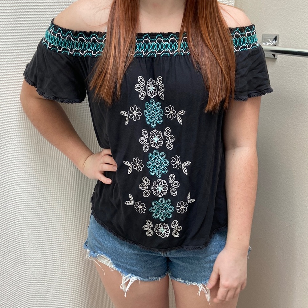 Women’s Xhilaration off the shoulder floral embroidered blouse. Size small.